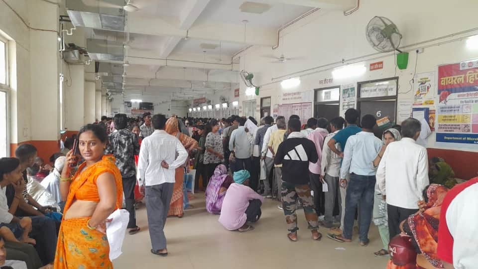 एसएन ओपीडी में मरीजों की भीड़