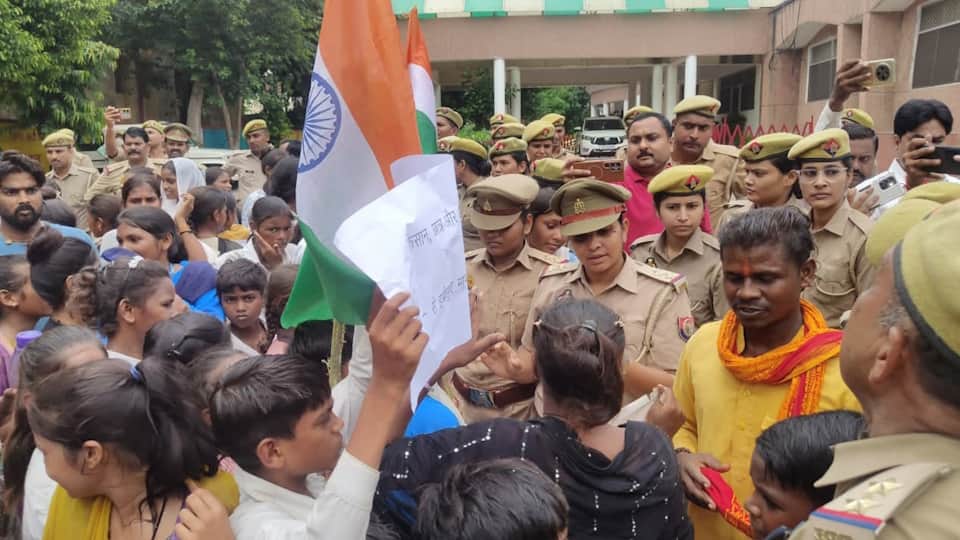 Hamirpur Children raise spirited call for road protest held at Collectorate, DM leaves via the back gate