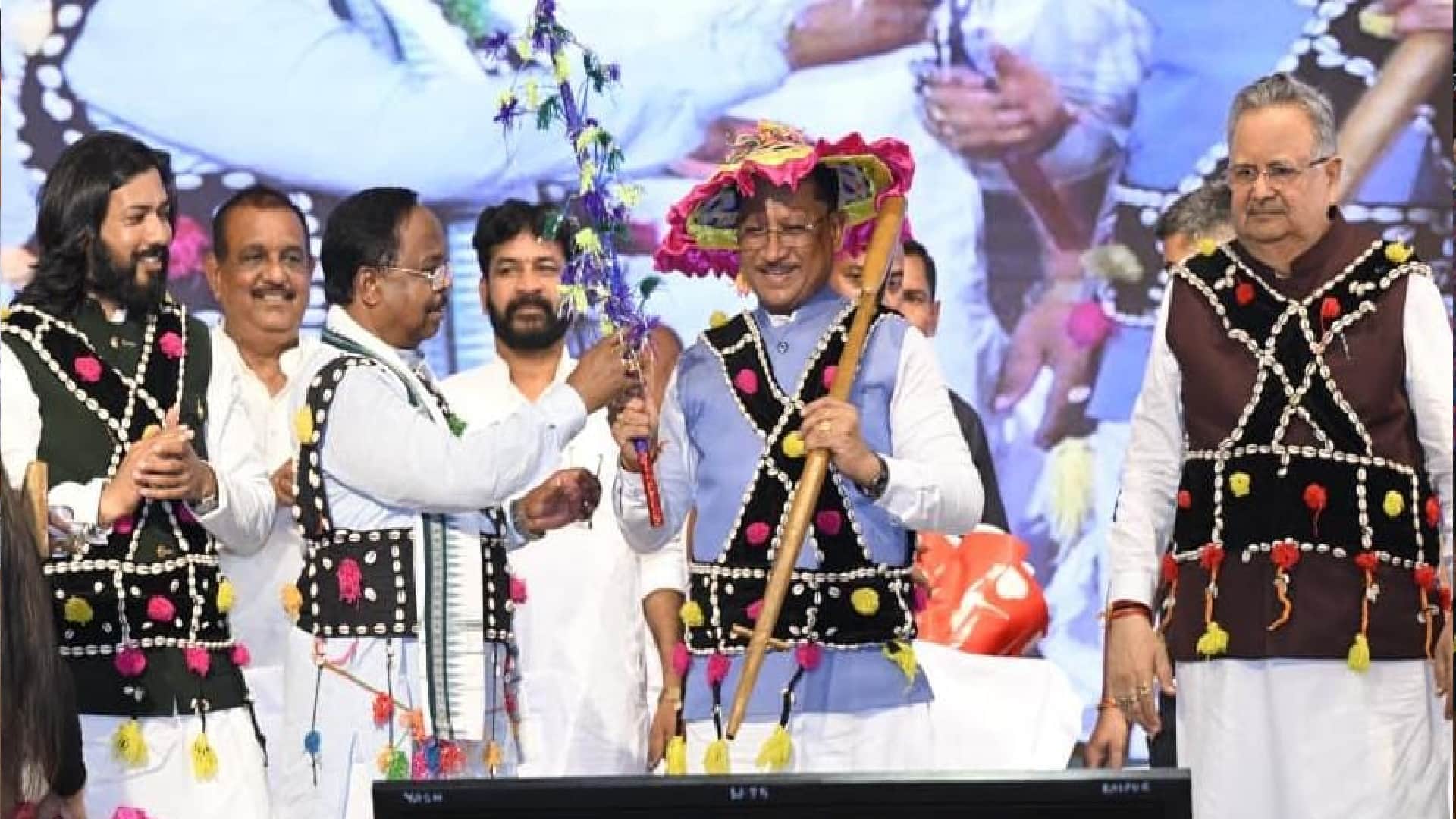 CM House becomes center of Chhattisgarhi culture on Hareli: CM and Dr. Raman arrive in pink auto