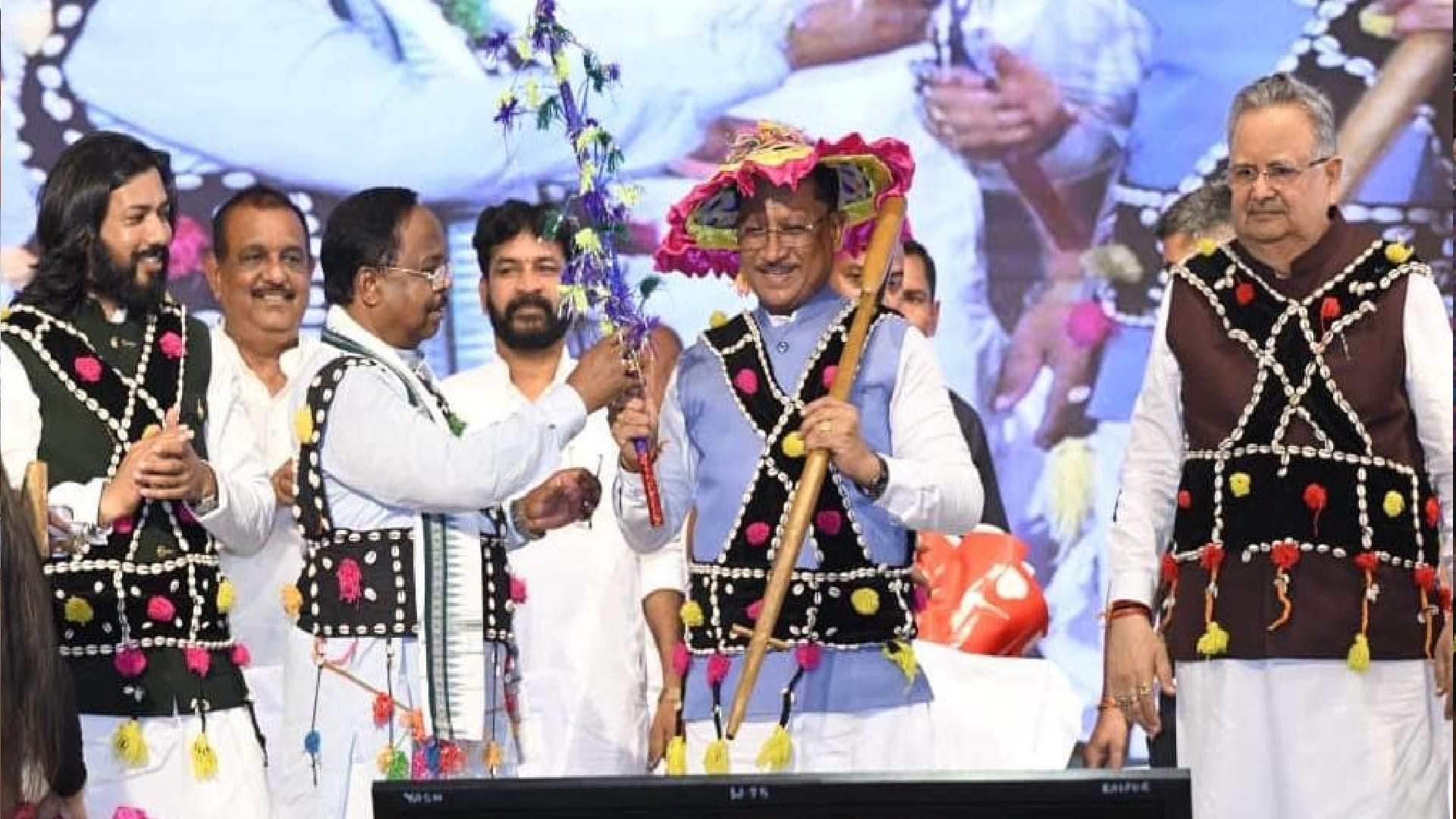 CM House becomes center of Chhattisgarhi culture on Hareli: CM and Dr. Raman arrive in pink auto