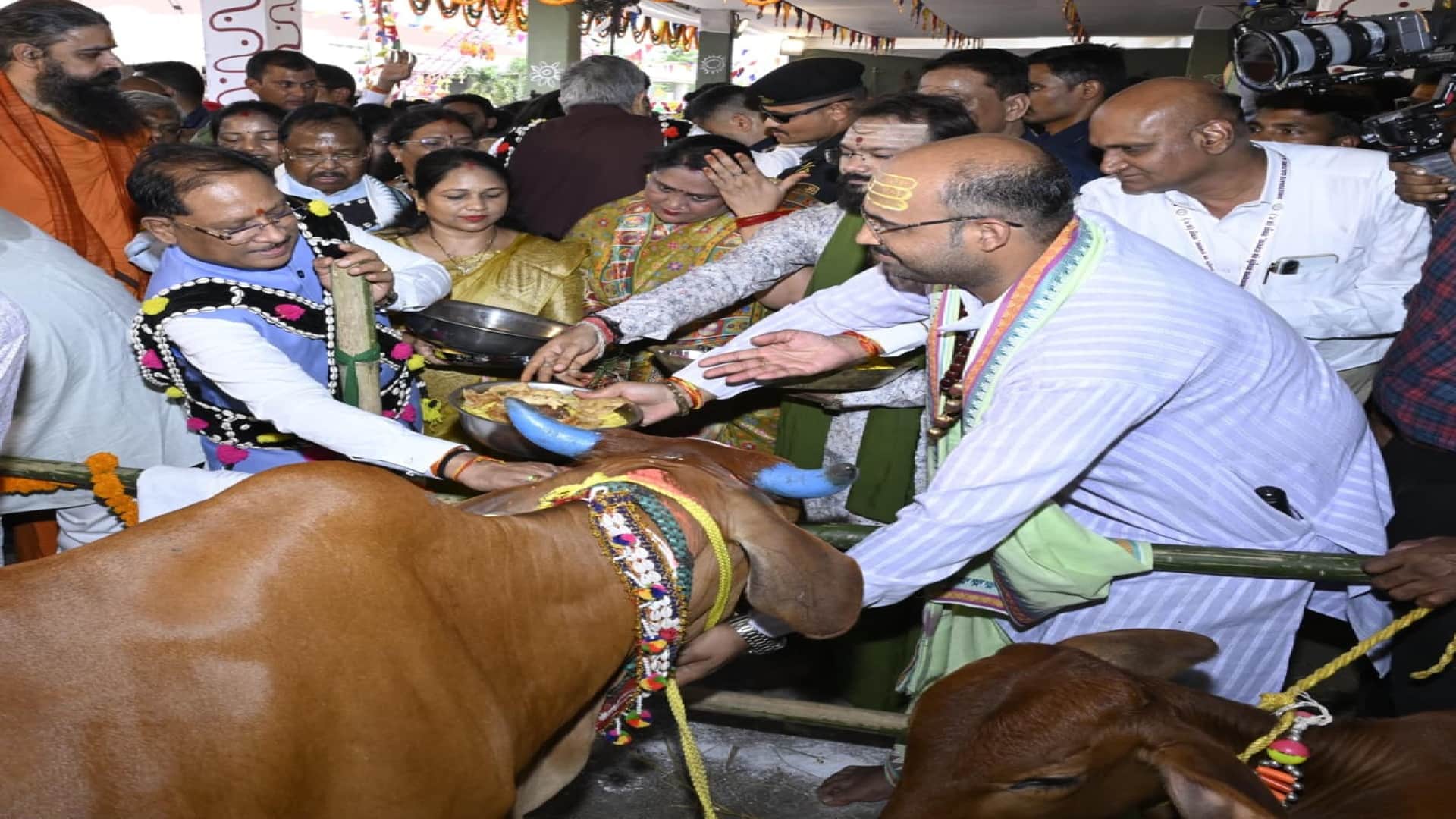 CM House becomes center of Chhattisgarhi culture on Hareli: CM and Dr. Raman arrive in pink auto