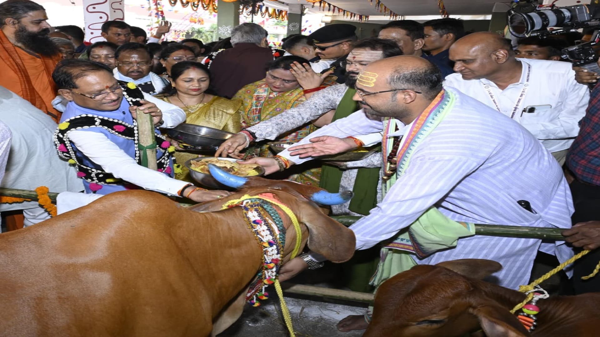 CM House becomes center of Chhattisgarhi culture on Hareli: CM and Dr. Raman arrive in pink auto