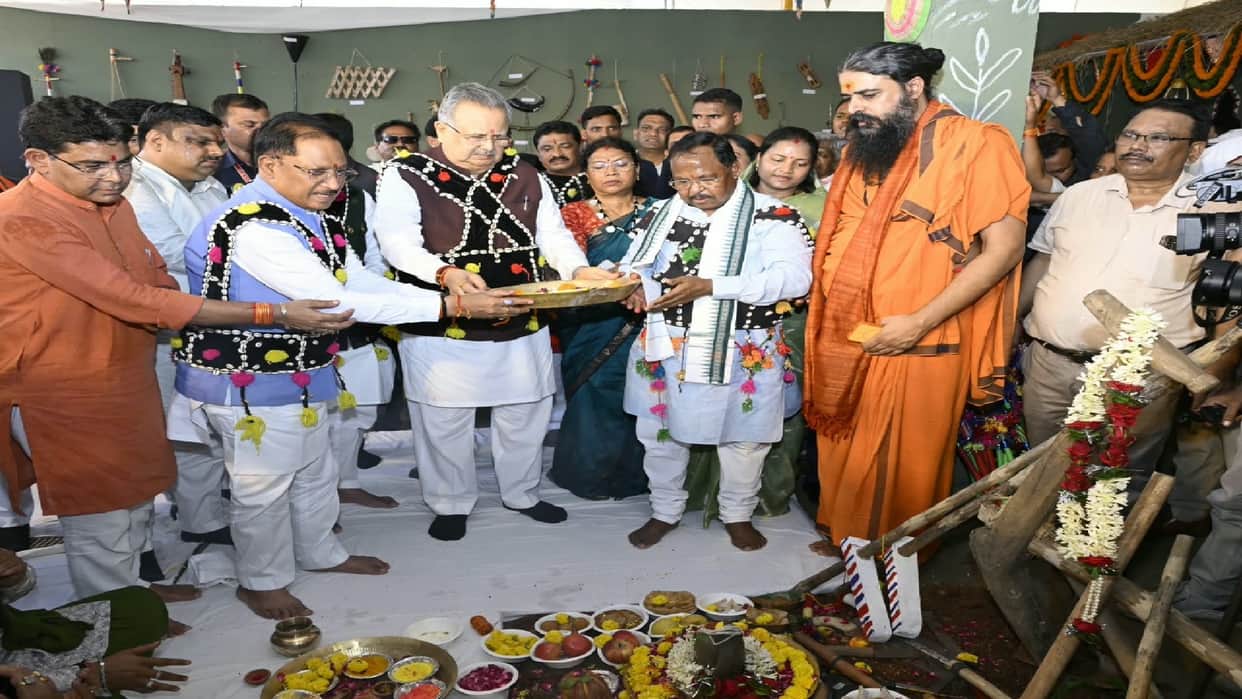 CM House becomes center of Chhattisgarhi culture on Hareli: CM and Dr. Raman arrive in pink auto