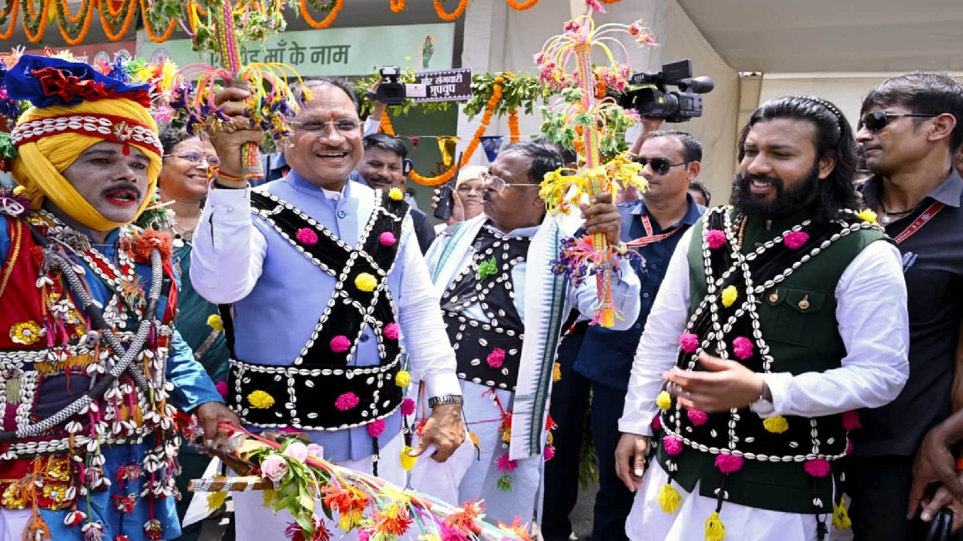 CM House becomes center of Chhattisgarhi culture on Hareli: CM and Dr. Raman arrive in pink auto