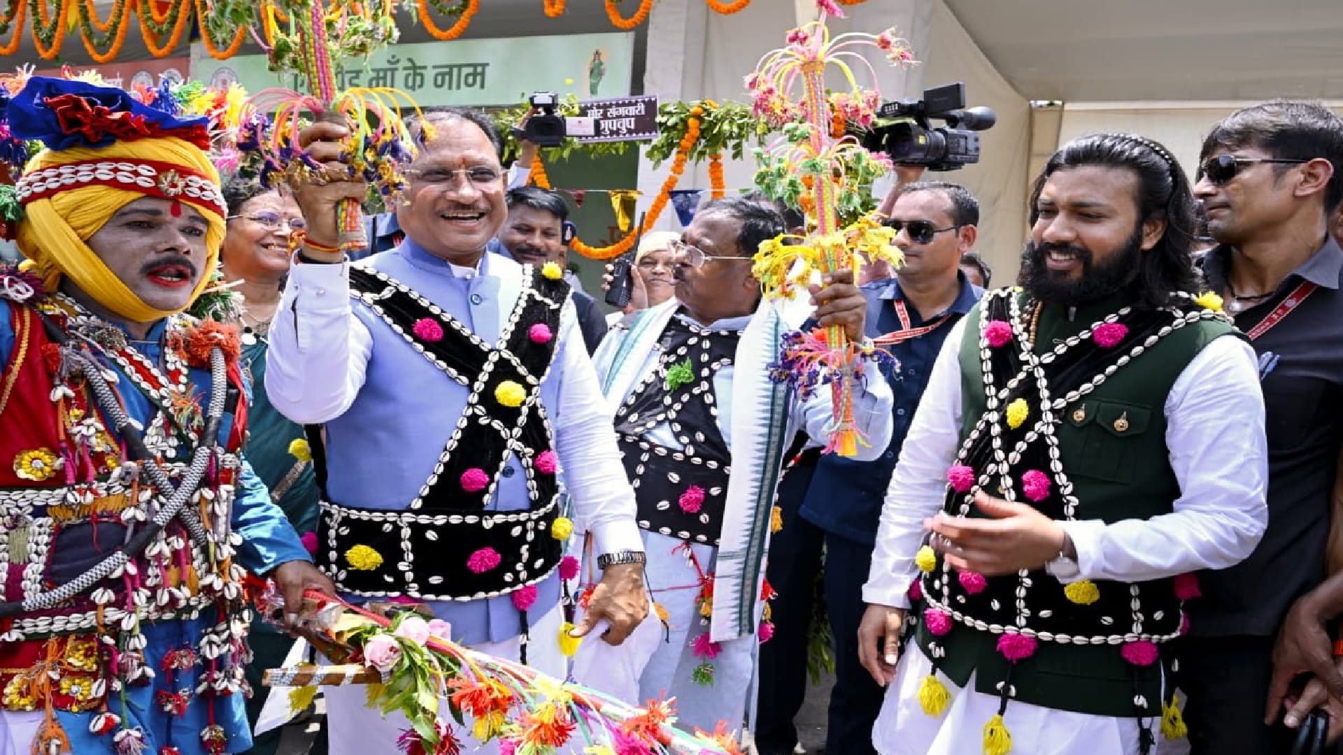 CM House becomes center of Chhattisgarhi culture on Hareli: CM and Dr. Raman arrive in pink auto