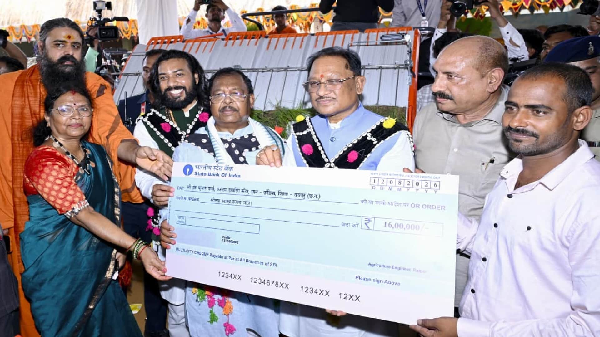 CM House becomes center of Chhattisgarhi culture on Hareli: CM and Dr. Raman arrive in pink auto