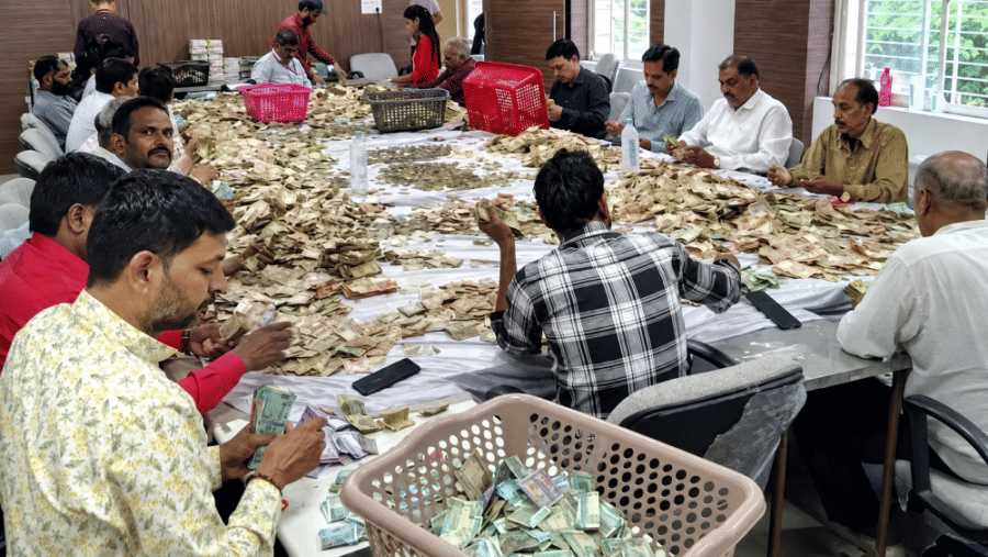 indore-news-khajrana-ganesh-temple-donation-box-counting-72-lakh-rupees
