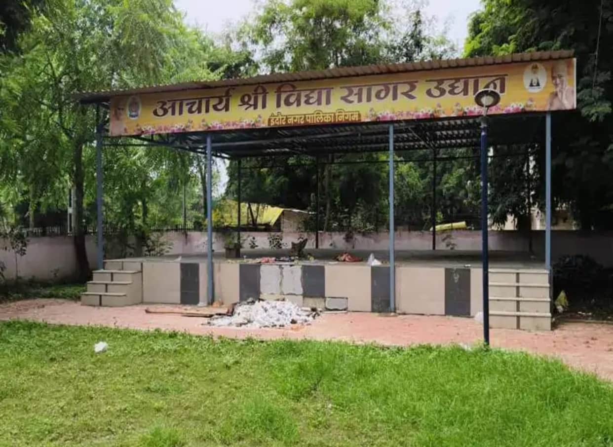 Indore News: Saint staying in Indore for Chaturmas passes away; last rites performed in a public garden.