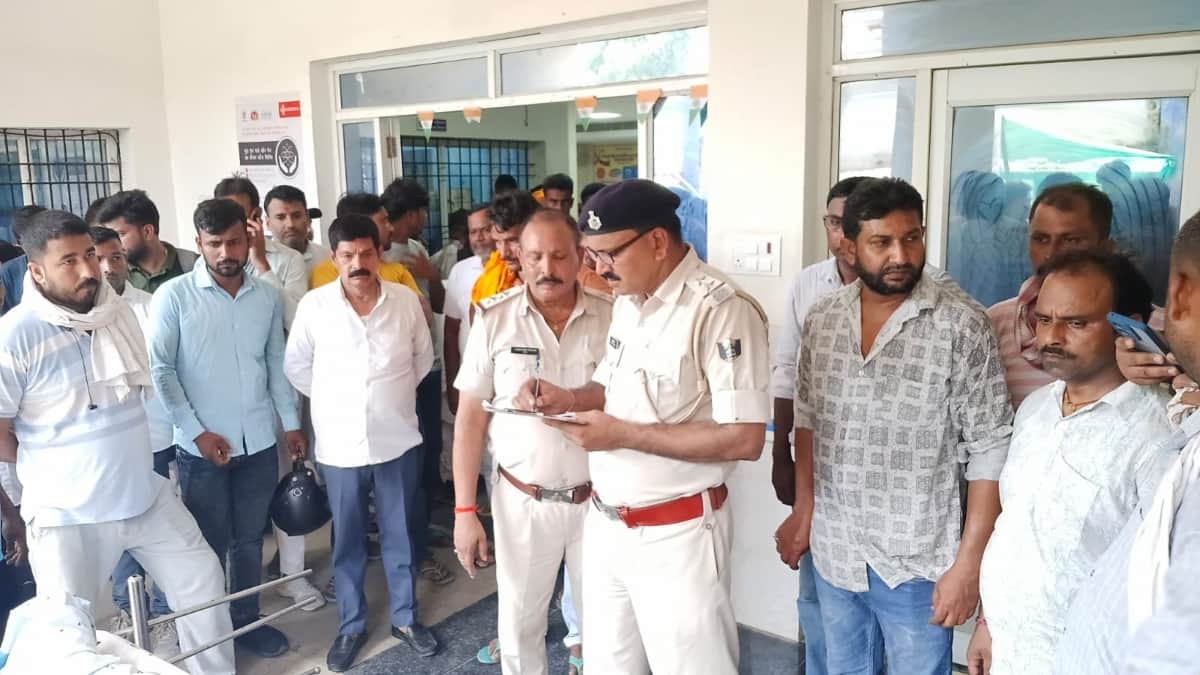 जांच करती पुलिस