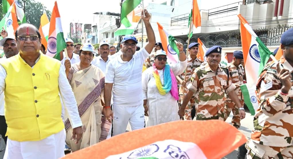 Kanpur Bathed in Patriotism Tricolour Rally Starts from Sarsaiya Ghat National Anthem Sung at Green Park