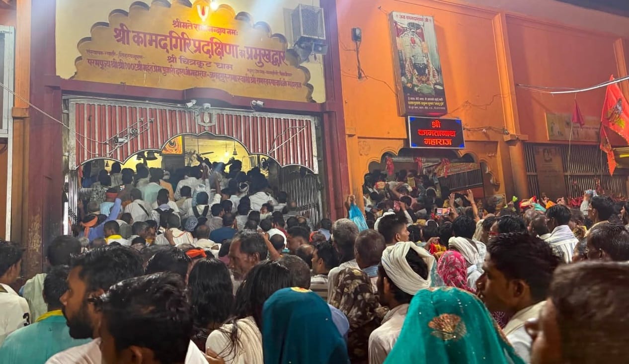 Chitrakoot Crowds of hundreds of thousands of devotees thronged the area on Hariyali Amavasya