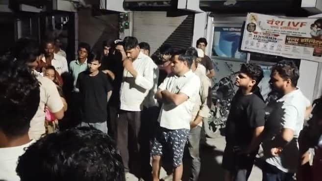 Hardoi Woman dies after delivery family creates a ruckus with the body police pacify the situation