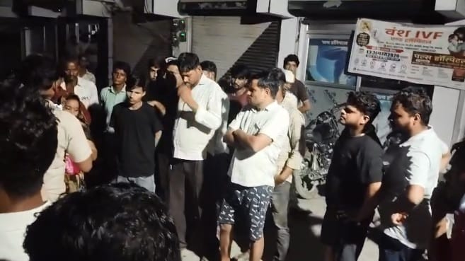अस्पताल के बाहर खड़े परिजन व अन्य लोग
