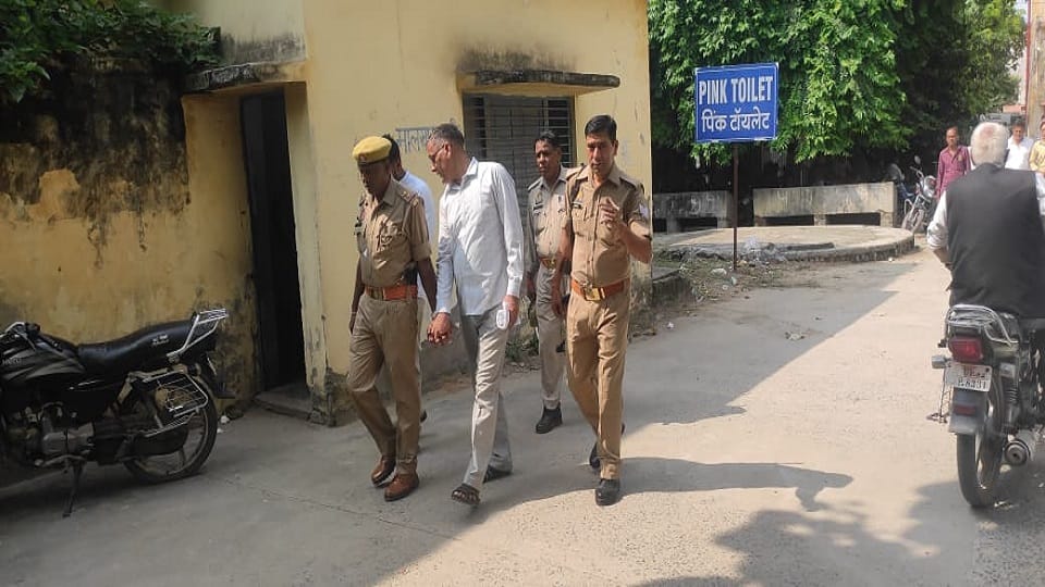 कोर्ट के फैसले के बाद पुलिस हिरासत में दोषी।