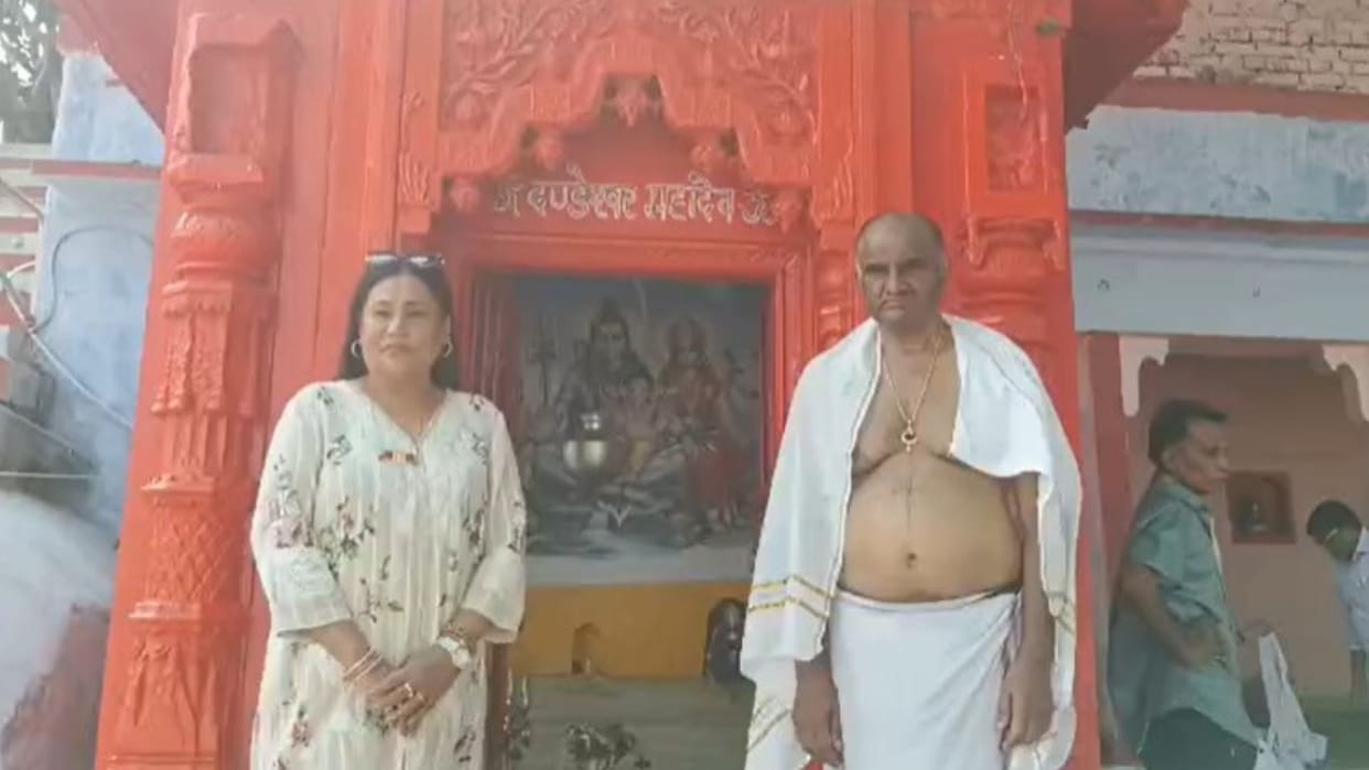 Former PM HD Deve Gowda wife Chennamma Deve Gowda performs Pind Daan in Kashi son performs ritual