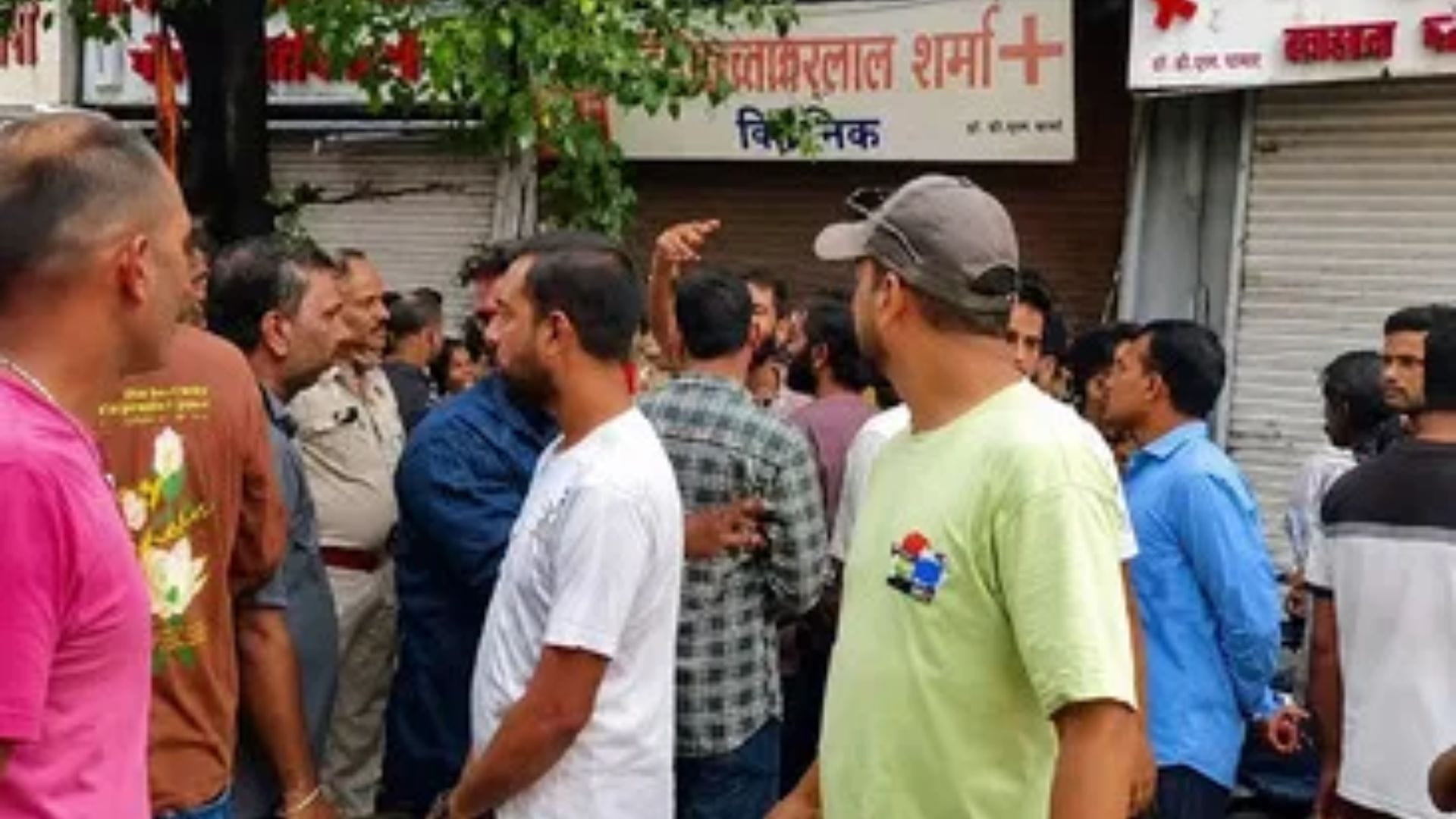 महिला की मौत के बाद परिजनों ने किया हंगामा
