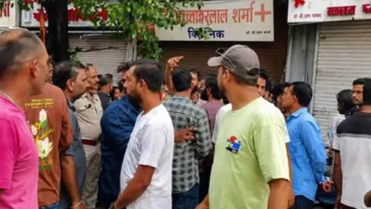 Enraged by a woman death in Udaipur, her family members created a ruckus at Bakhtawar Clinic