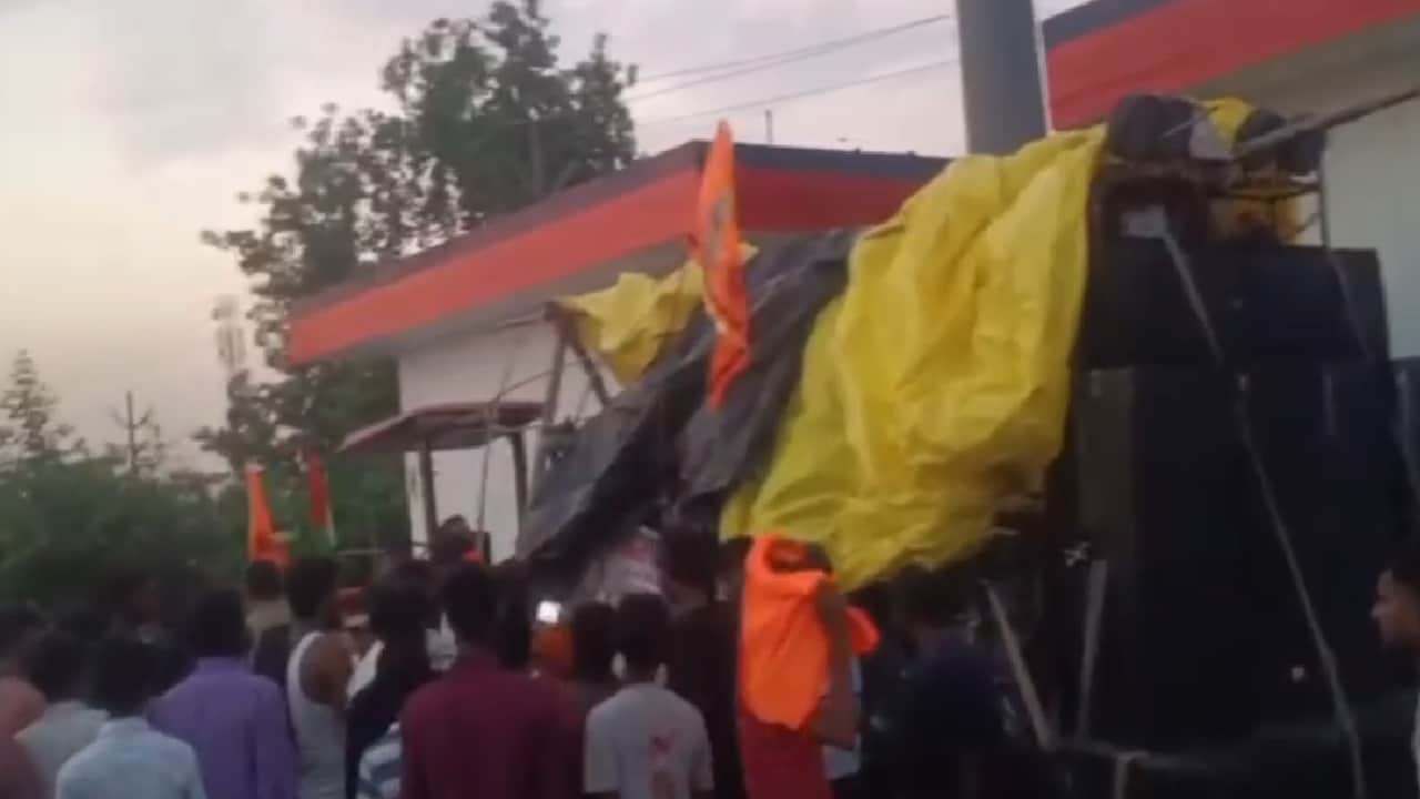 मौके पर लगी भीड़