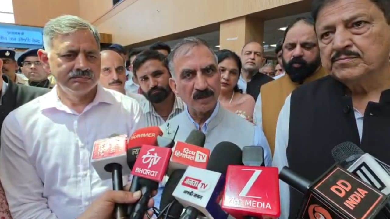 मुख्यमंत्री सुखविंद्र सिंह सुक्खू मीडिया को संबोधित करते हुए।