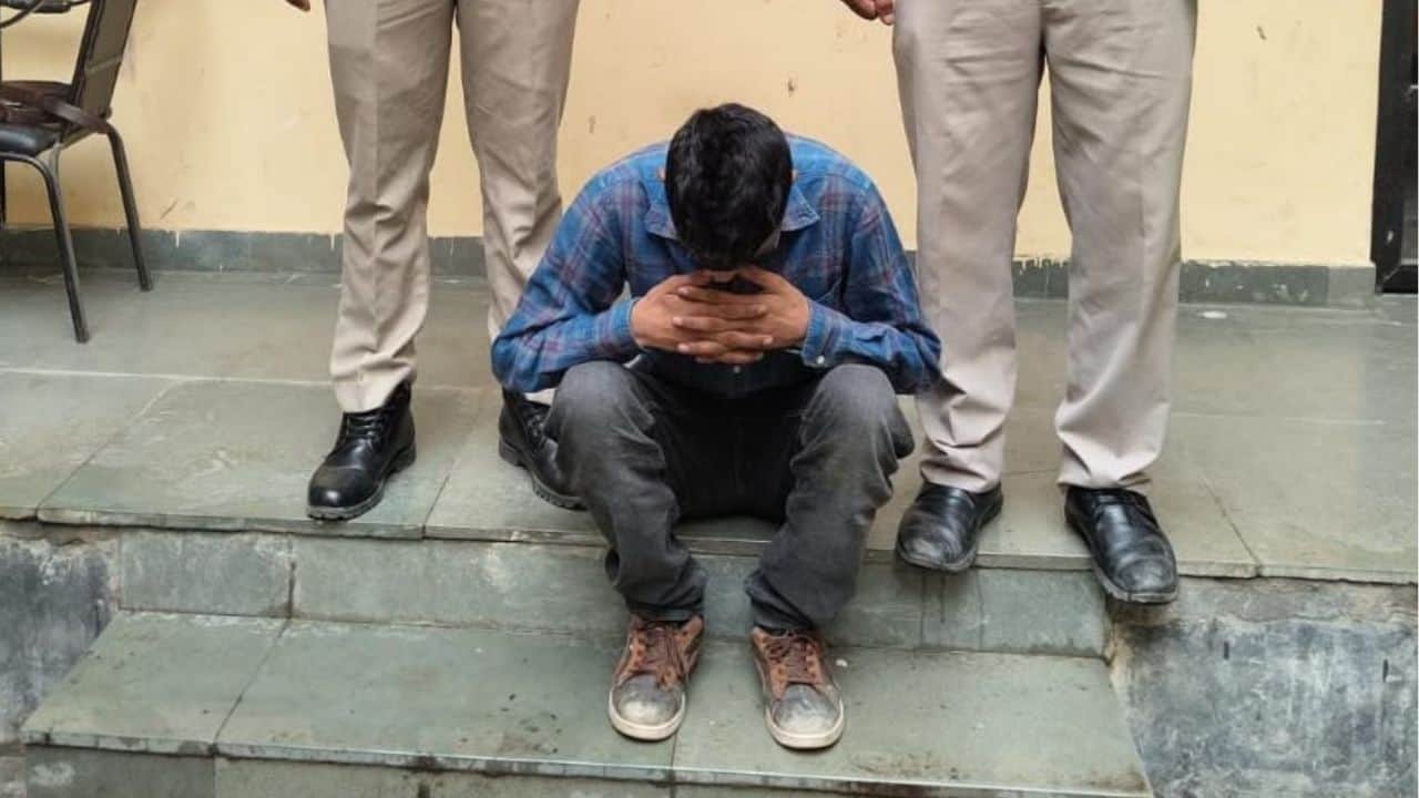 पुलिस की गिरफ्त में आरोपी।