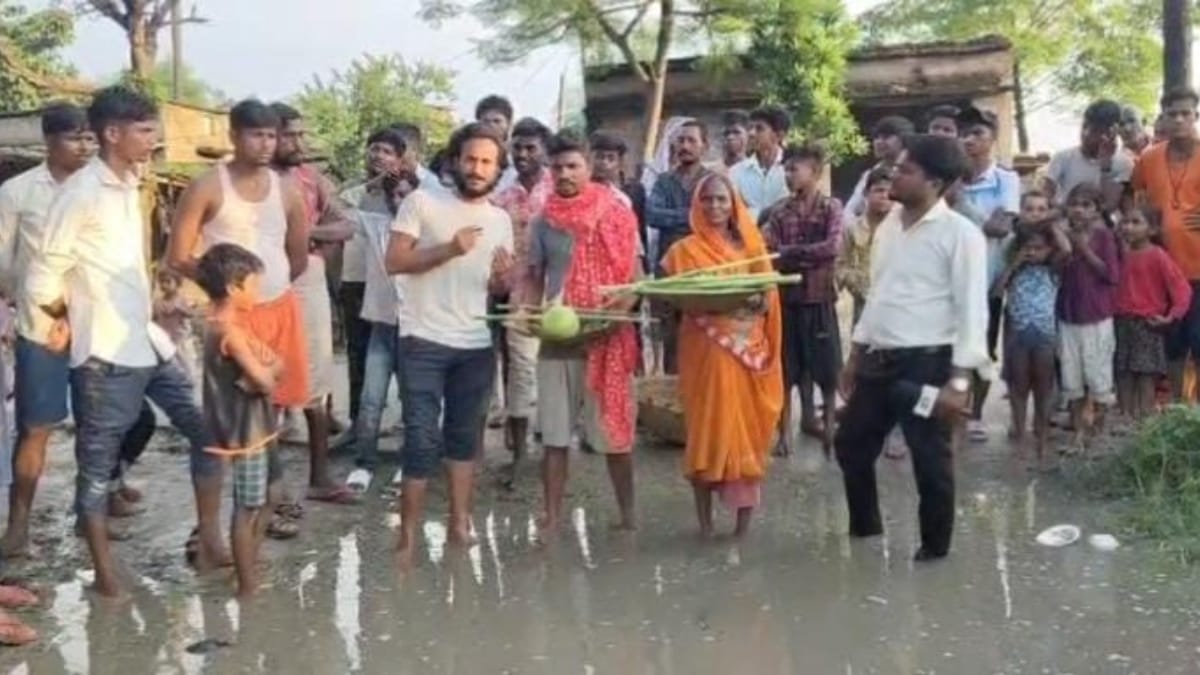 पानी में खड़े होकर ग्रामीणों ने दिया सूर्यदेव को अर्घ्य