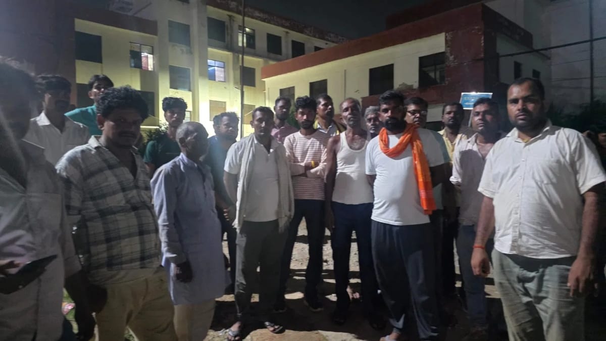 पोस्टमार्टम हाउस के बाहर खड़े परिजन