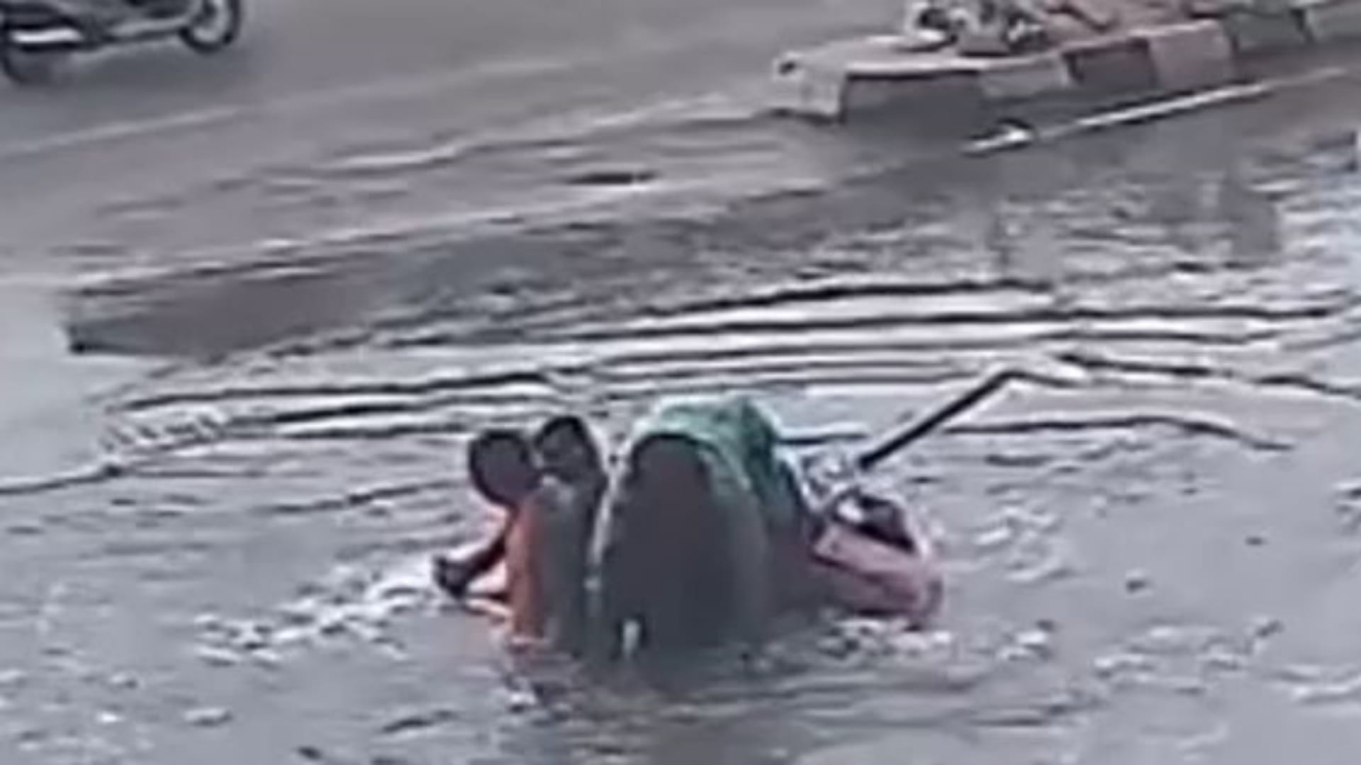सीवर के पानी से भरे गड्ढे में गिरे तीन युवक