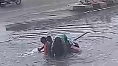 सीवर के पानी से भरे गड्ढे में गिरे तीन युवक