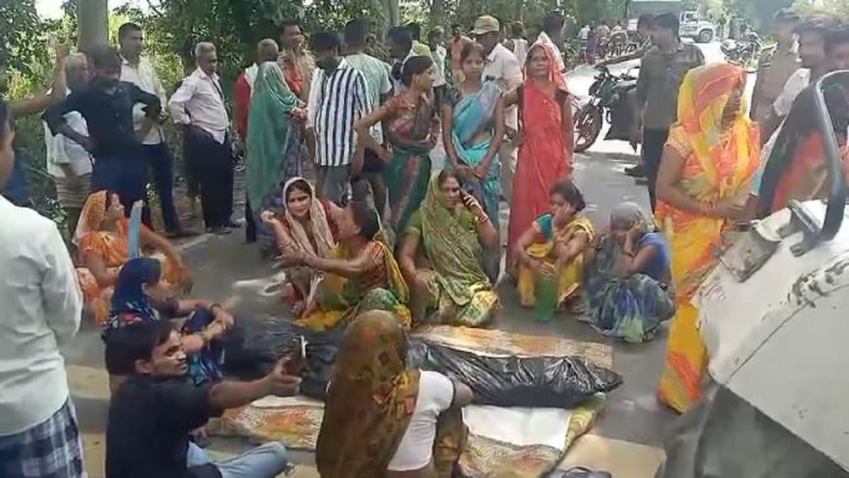 Lakhimpur Kheri: मारपीट में बुजुर्ग की मौत पर परिजनों का फूटा गुस्सा, कस्ता-ममरी मार्ग किया जाम