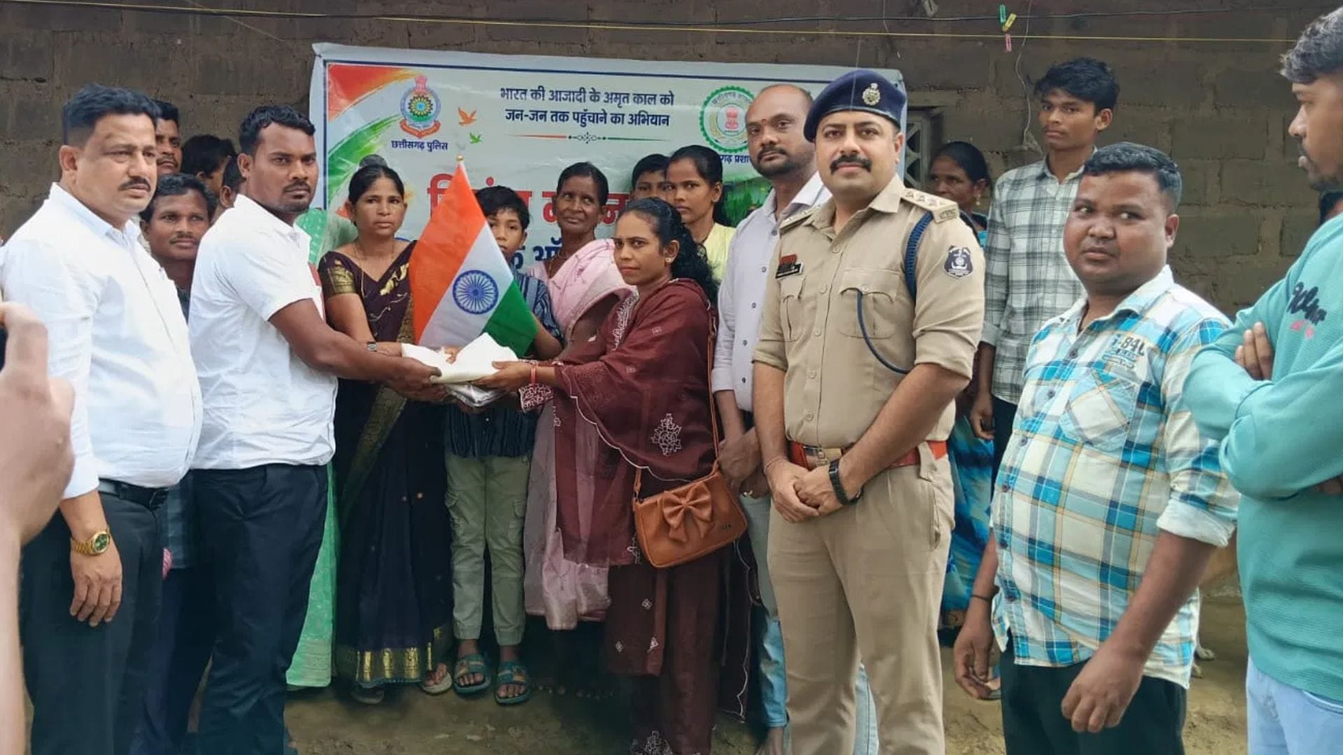 शहीद परिजनों को श्रीफल और तिरंगा भेंट करते पुलिसकर्मी