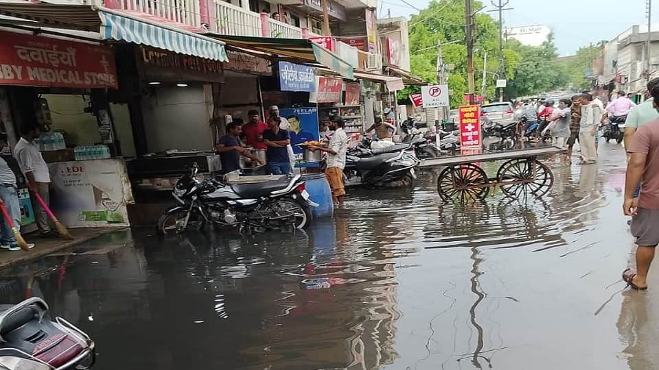 Waterlogging in Agra following 15 minutes of rain shops flooded