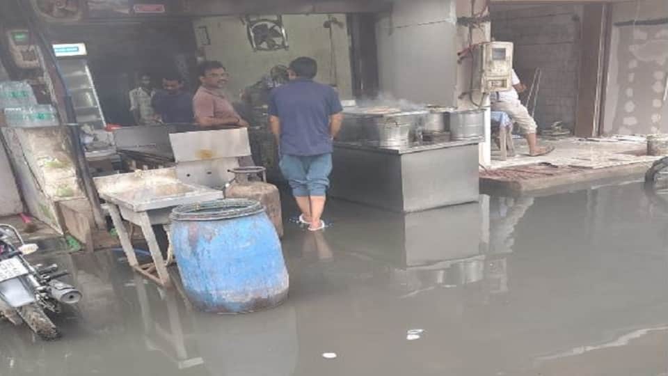 Waterlogging in Agra following 15 minutes of rain shops flooded