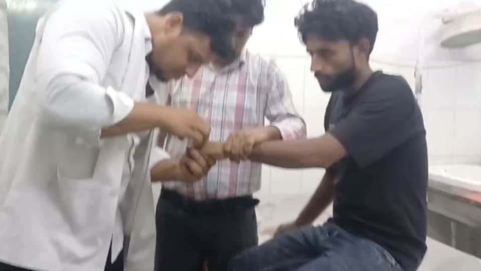 उपचार कराता युवक