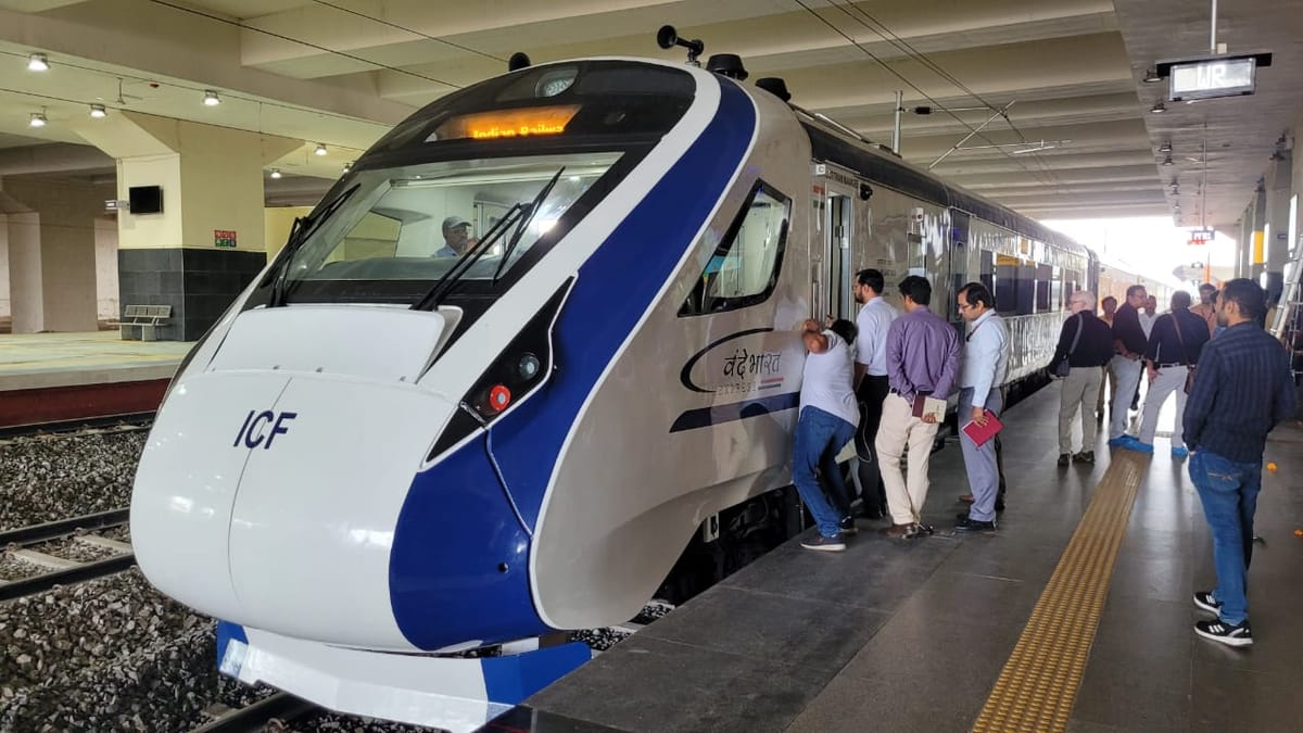 Indian Railways: 2,700 рдХрд░реЛрдбрд╝ рд╕реЗ рдкрдЯрд░реА рдкрд░ рдЙрддрд░реЗрдВрдЧреА 27 рдирдИ рд╡рдВрджреЗ рднрд╛рд░рдд, рд╕реНрд╡рджреЗрд╢реА рд╕реБрдкрд░ рдЯреНрд░реЗрди рдкрд░ рднреА рддреЗрдЬреА рд╕реЗ рдЪрд▓ рд░рд╣рд╛ рдХрд╛рдо