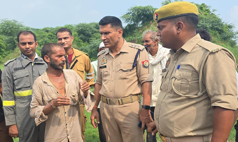 Auraiya: Upset husband jumps into river, says... "Call my wife; we will both sweep the police station."