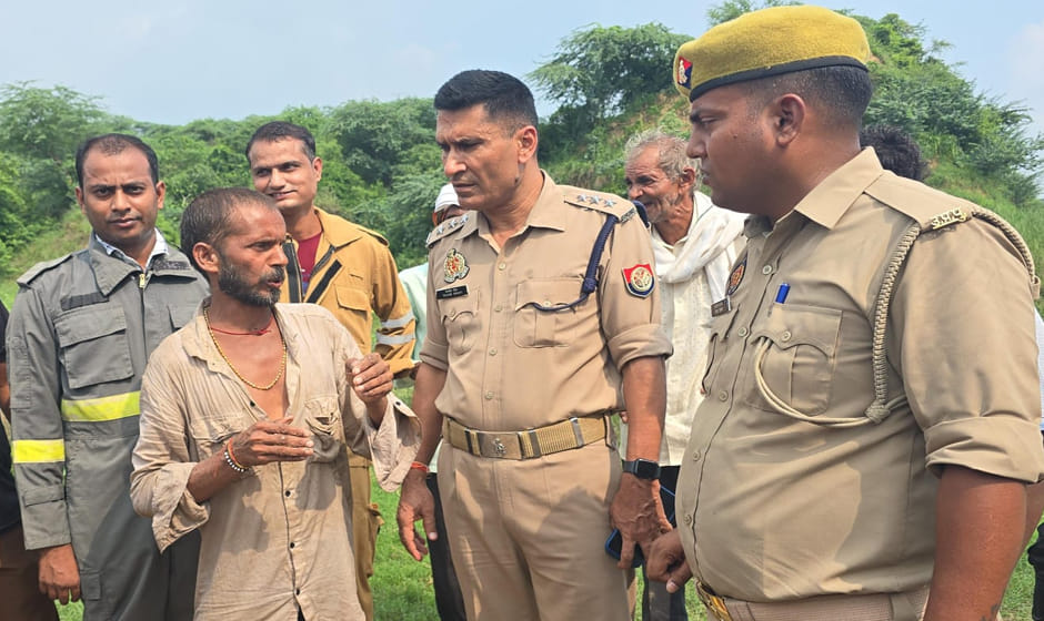 युवक से पूछताछ करते मुख्य अग्निशमन अधिकारी तेजवीर सिंह मौजूद लोग