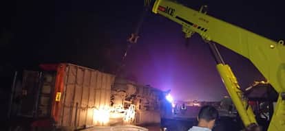 Agra-Lucknow Expressway: Bus Hits Divider and Overturns, Six Injured