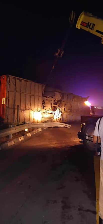 Agra-Lucknow Expressway: Bus Hits Divider and Overturns, Six Injured