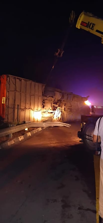 Agra-Lucknow Expressway: Bus Hits Divider and Overturns, Six Injured