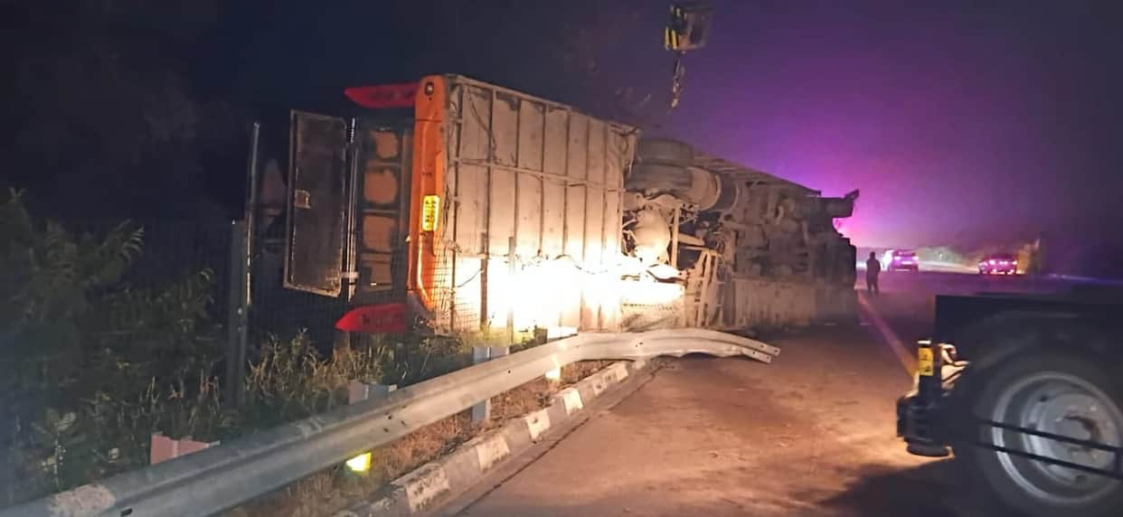 Agra-Lucknow Expressway: Bus Hits Divider and Overturns, Six Injured