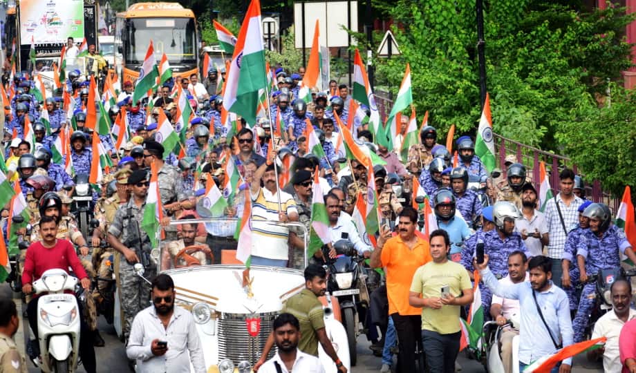 Prayagraj: Tricolour in hand, Hindustan in the heart... chants of 'Bharat Mata Ki Jai' echoed during the 'Maa