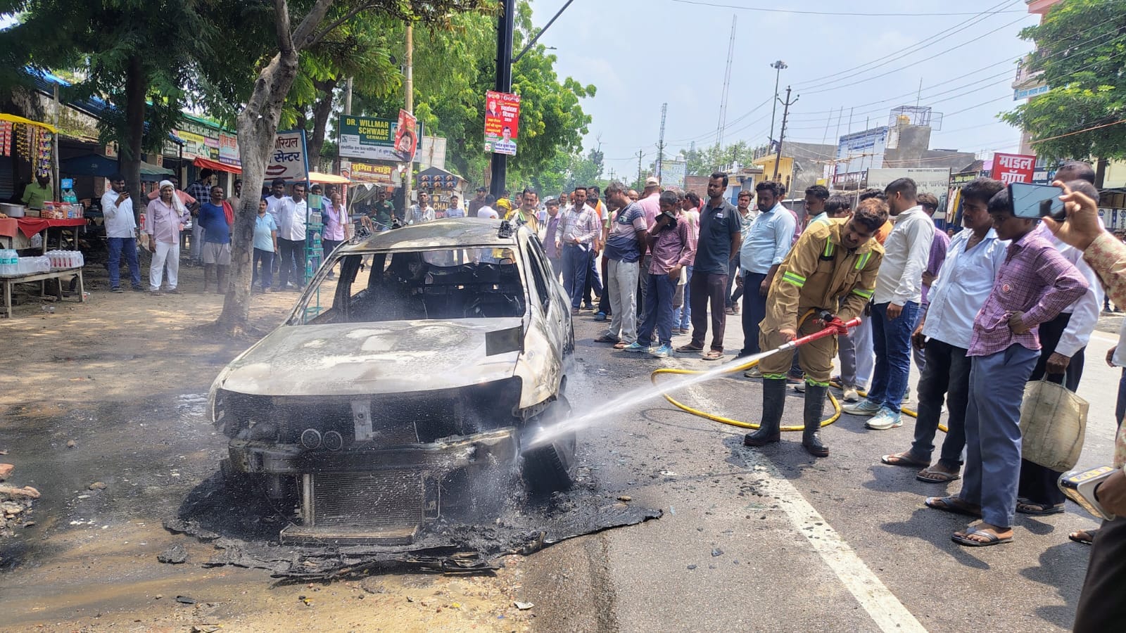 धू-धूकर जल गई कार।
