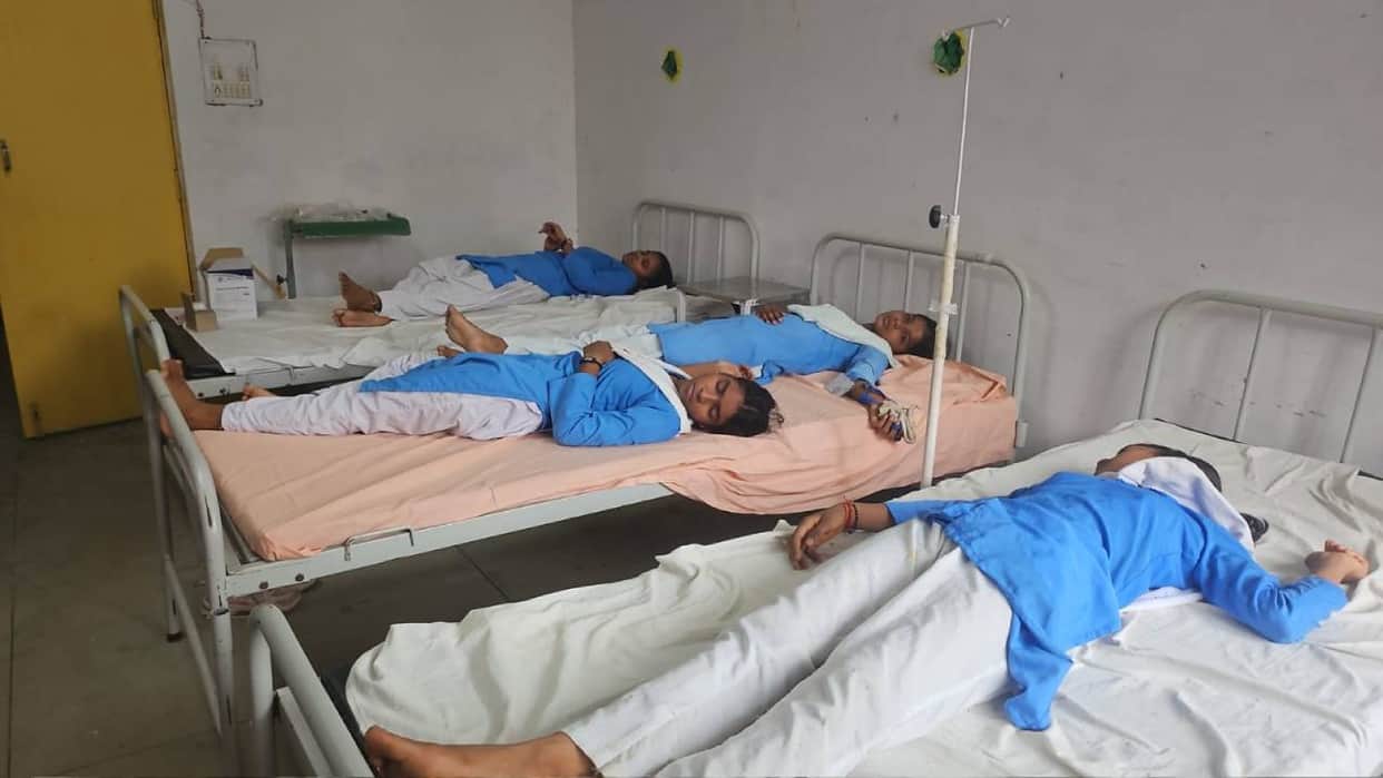 UP: 18 students from GGIC fainted and collapsed in Barabanki; the incident occurred after the morning assembly