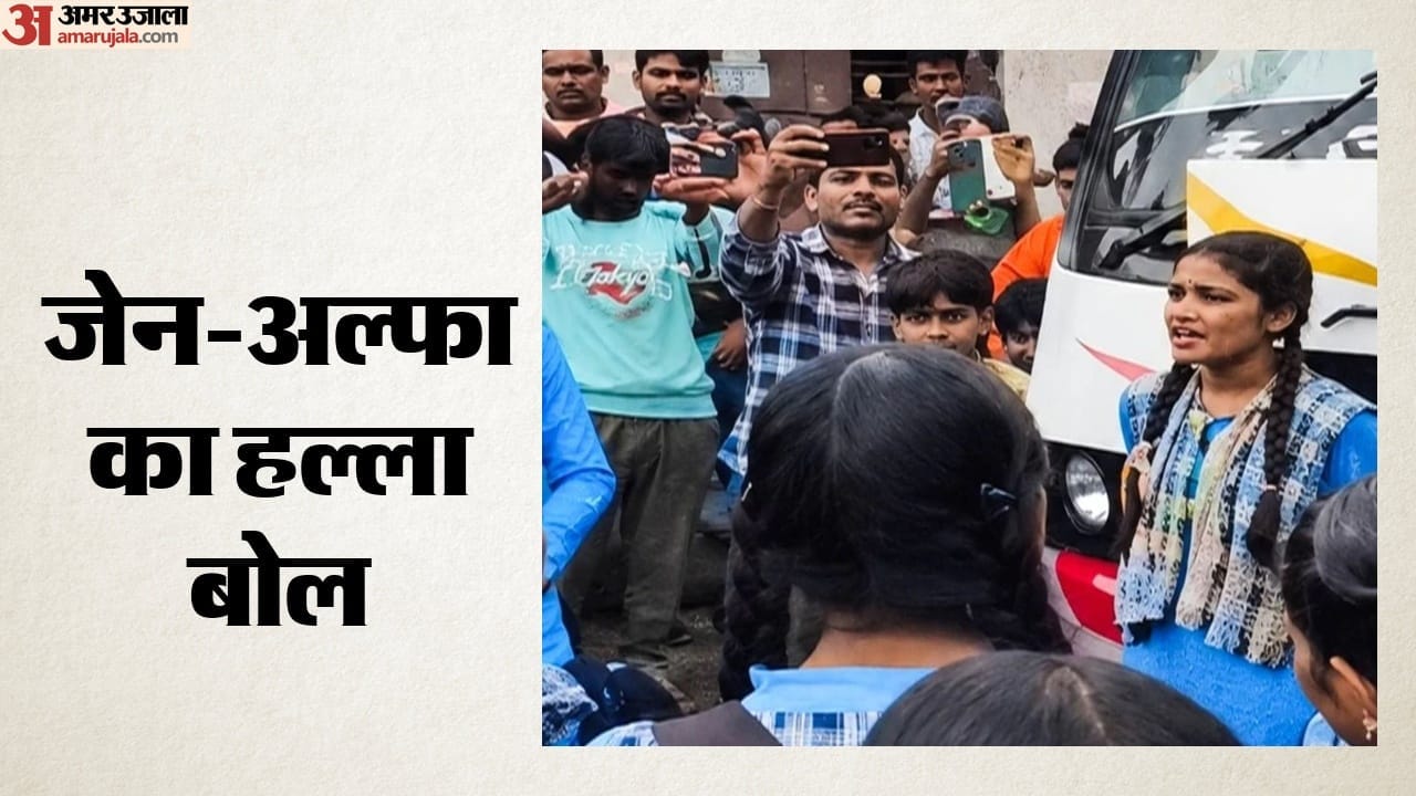बस के आगे छात्राएं