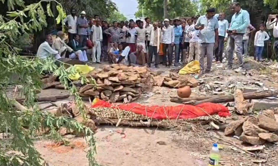 Mahoba: Villagers block road by building funeral pyre due to lack of cremation ground