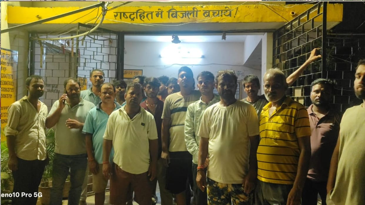 People angry over 14-hour power cuts amidst intense humidity in gorakhpur bichhiya