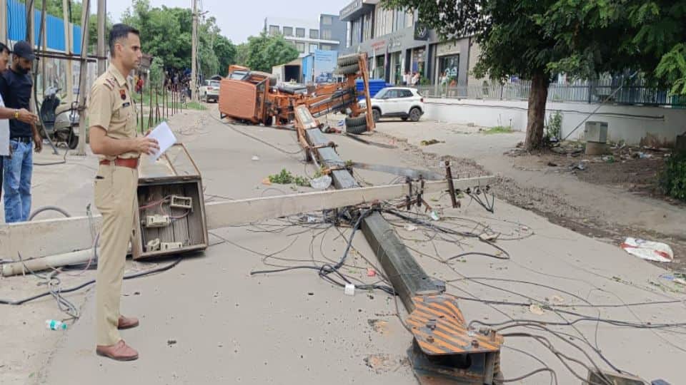 घटनास्थल पर मौजूद पुलिस