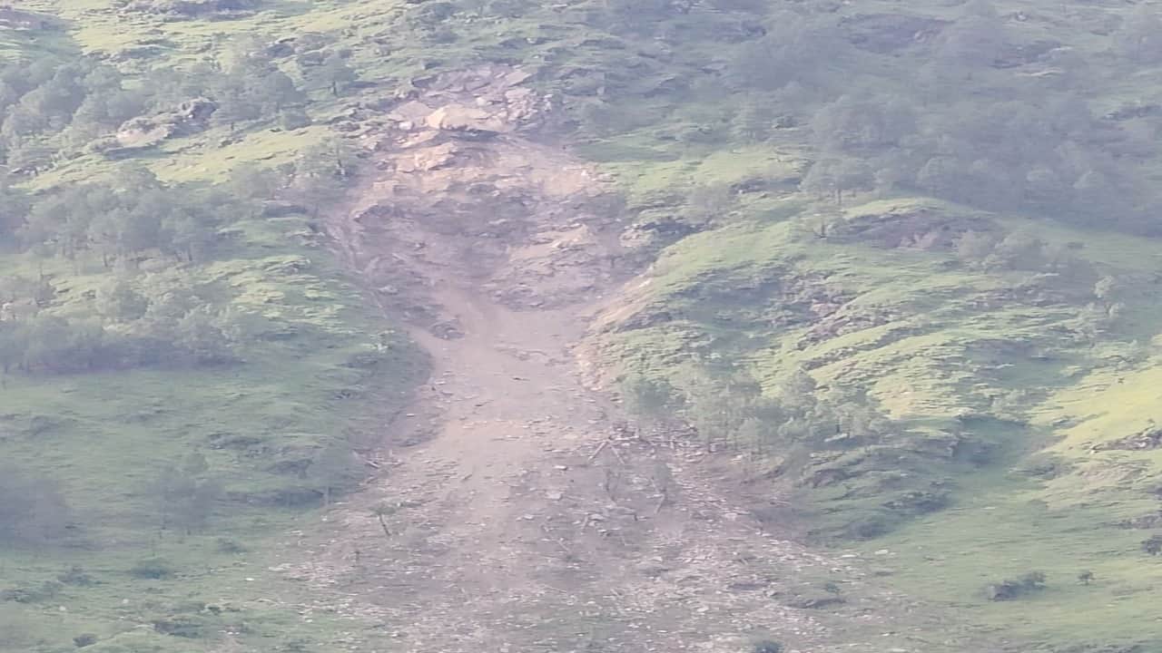 ज्यूरी गानवीं सड़क के ऊपर पहाड़ी में हो रहे भूस्खलन से बढ़ा खतरा।