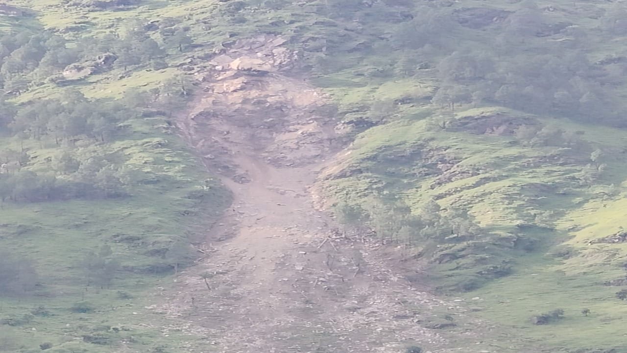 ज्यूरी गानवीं सड़क के ऊपर पहाड़ी में हो रहे भूस्खलन से बढ़ा खतरा।
