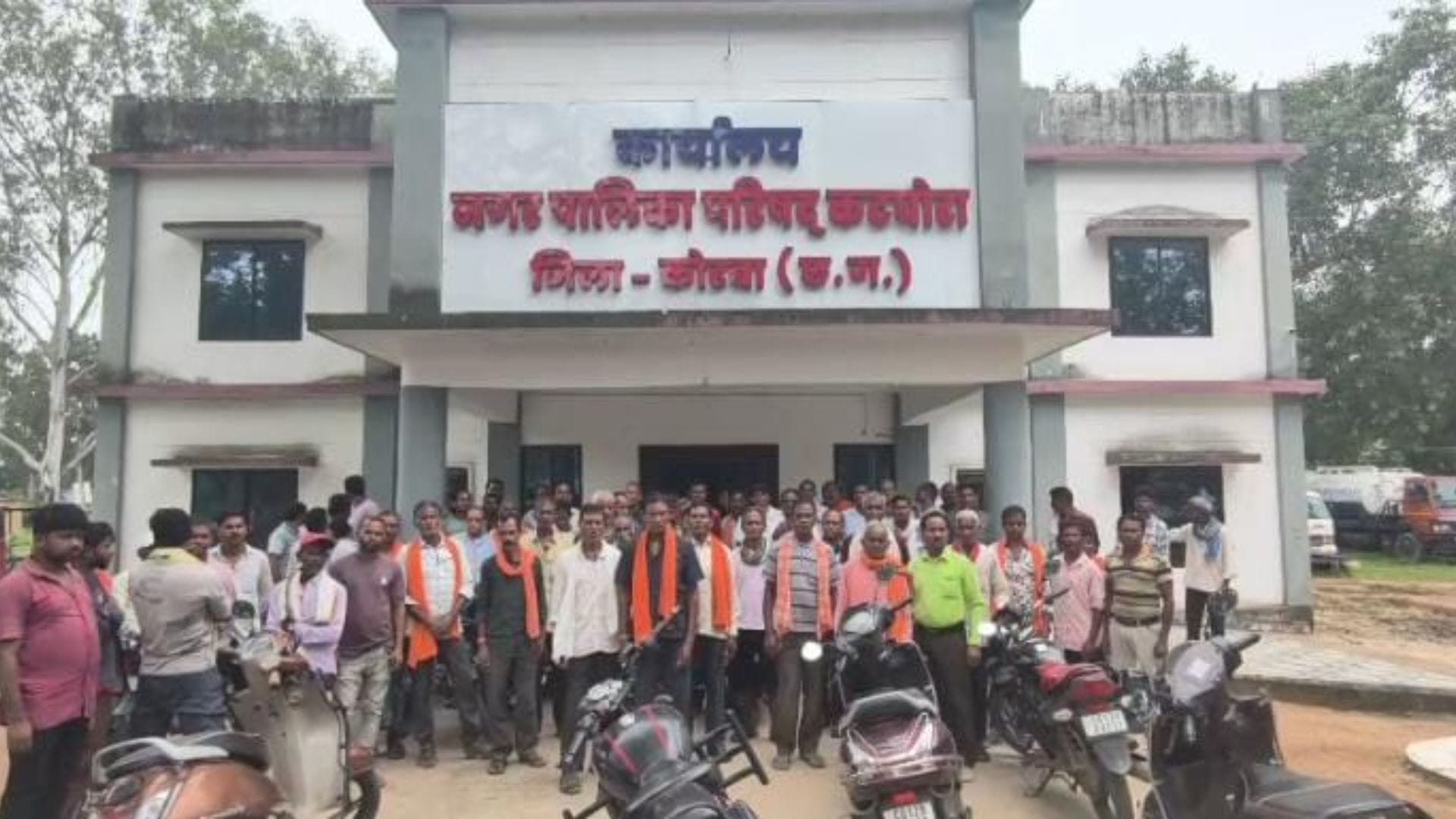 ज्ञापन देने पहुंचे ग्रामीण